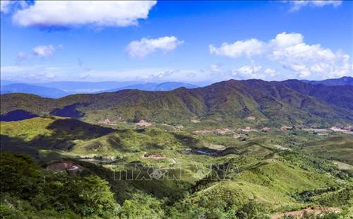 Đường lên mốc 0 giữa núi đồi trùng điệp. Ảnh: Xuân Tư - TTXVN Đường lên mốc 0 giữa núi đồi trùng điệp. Ảnh: Xuân Tư - TTXVN