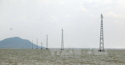 Đường dây 22kV cấp điện quốc gia cho xã đảo Hòn Tre - Trung tâm hành chính huyện Kiên Hải. Ảnh: Lê Huy Hải - TTXVN Đường dây 22kV cấp điện quốc gia cho xã đảo Hòn Tre - Trung tâm hành chính huyện Kiên Hải. Ảnh: Lê Huy Hải - TTXVN
