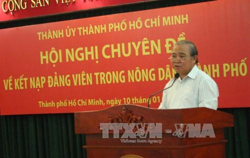 Các đại biểu trình bày tham luận chia sẻ kinh nghiệm phát triển đảng viên trong nông dân. Ảnh: Tiến Lực - TTXVN