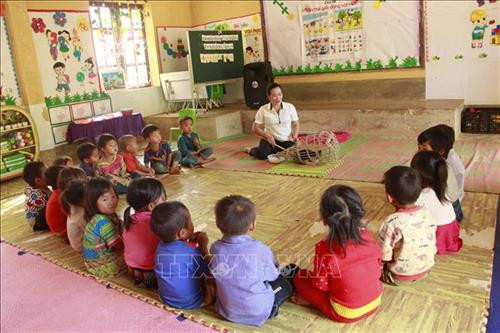 Giờ lên lớp của cô giáo Hờ Thị Dua, trường mầm non xã Long Hẹ, huyện Thuận Châu, tỉnh Sơn La. Ảnh: Hữu Quyết – TTXVN Giờ lên lớp của cô giáo Hờ Thị Dua, trường mầm non xã Long Hẹ, huyện Thuận Châu, tỉnh Sơn La. Ảnh: Hữu Quyết – TTXVN
