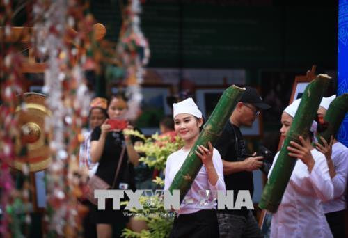 Phần trình diễn trích đoạn buổi sinh hoạt cộng đồng của đồng bào người Mường đến từ tỉnh Nghệ An. Ảnh: Trọng Đạt - TTXVN Phần trình diễn trích đoạn buổi sinh hoạt cộng đồng của đồng bào người Mường đến từ tỉnh Nghệ An. Ảnh: Trọng Đạt - TTXVN