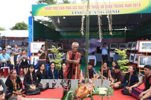 Phần trình diễn tái hiện Lễ hội Mừng cơm mới của đồng bào người Bru Vân Kiều đến từ tỉnh Quảng Bình. Ảnh: Trọng Đạt - TTXVN Phần trình diễn tái hiện Lễ hội Mừng cơm mới của đồng bào người Bru Vân Kiều đến từ tỉnh Quảng Bình. Ảnh: Trọng Đạt - TTXVN