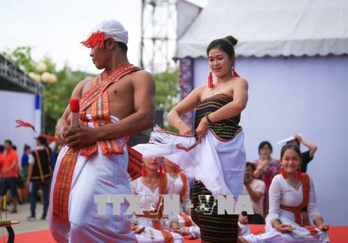 Phần trình diễn trích đoạn “Lễ hội Cầu an” mang đậm văn hoá tín ngưỡng phồn thực của đồng bào người Chăm đến từ tỉnh Bình Thuận. Ảnh: Trọng Đạt - TTXVN Phần trình diễn trích đoạn “Lễ hội Cầu an” mang đậm văn hoá tín ngưỡng phồn thực của đồng bào người Chăm đến từ tỉnh Bình Thuận. Ảnh: Trọng Đạt - TTXVN