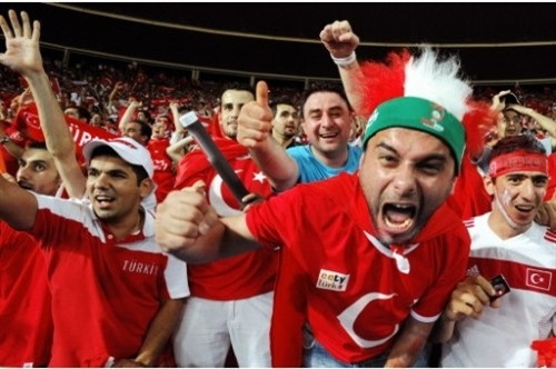 Cổ động viên nước nào "chịu chơi" nhất EURO 2016? ảnh 1