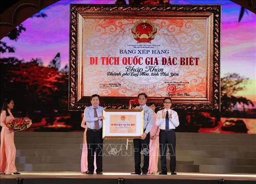 Phó Thủ tướng Vũ Đức Đam trao Bằng xếp hạng di tích Quốc gia đặc biệt đối với tháp Nhạn ở thành phố Tuy Hòa, tỉnh Phú Yên. Ảnh: Phạm Cường-TTXVN Phó Thủ tướng Vũ Đức Đam trao Bằng xếp hạng di tích Quốc gia đặc biệt đối với tháp Nhạn ở thành phố Tuy Hòa, tỉnh Phú Yên. Ảnh: Phạm Cường-TTXVN