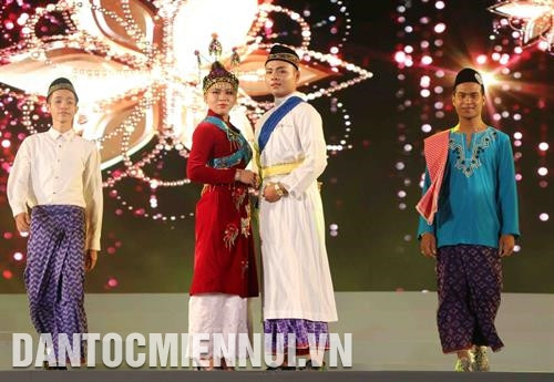 Ngày hội thu hút sự tham gia của gần 2.000 nghệ nhân, nghệ sĩ, vận động viên đến từ 9 tỉnh, thành phố thuộc vùng Nam Trung Bộ và Nam Bộ. Ảnh: Phạm Cường Giới thiệu trang phục của đồng bào Chăm An Giang. Ảnh: Phạm Cường Ngày hội thu hút sự tham gia của gần 2.000 nghệ nhân, nghệ sĩ, vận động viên đến từ 9 tỉnh, thành phố thuộc vùng Nam Trung Bộ và Nam Bộ. Ảnh: Phạm Cường Giới thiệu trang phục của đồng bào Chăm An Giang. Ảnh: Phạm Cường