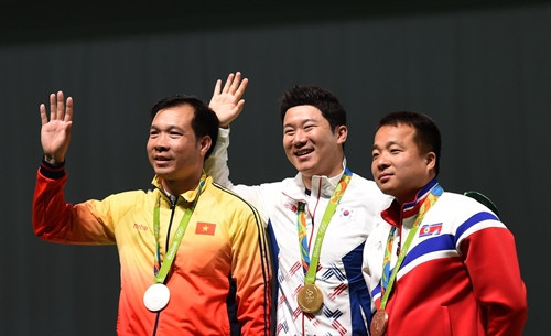 Xạ thủ Hoàng Xuân Vinh (trái) mang về tấm Huy chương thứ hai cho thể thao Việt Nam tại Olympic Rio ngày 10/8. Đứng giữa là nhà vô địch Jin Jong-oh và bên phải là vận động viên Kim Song Guk. THX/ TTXVN Xạ thủ Hoàng Xuân Vinh (trái) mang về tấm Huy chương thứ hai cho thể thao Việt Nam tại Olympic Rio ngày 10/8. Đứng giữa là nhà vô địch Jin Jong-oh và bên phải là vận động viên Kim Song Guk. THX/ TTXVN