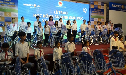 Trao quà cho học sinh nghèo vượt khó tỉnh Đồng Tháp