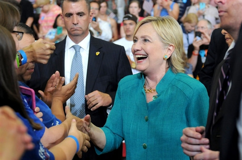 Ứng cử viên Tổng thống của đảng Dân chủ Hillary Clinton (giữa) gặp những người ủng hộ tại Des Moines, bang Iowa ngày 10/8. AFP/TTXVN