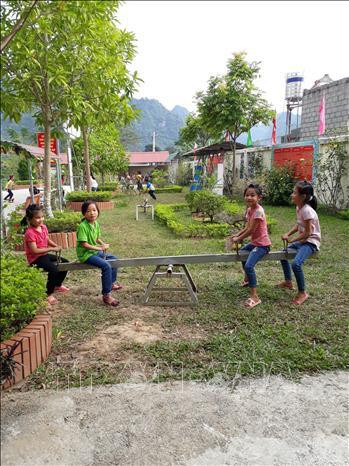 Thiếu nhi xã Hùng Vũ (huyện Bắc Sơn) tại điểm vui chơi do đoàn viên thanh niên xã xây dựng. Ảnh: Ngọc Tùng – TTXVN Thiếu nhi xã Hùng Vũ (huyện Bắc Sơn) tại điểm vui chơi do đoàn viên thanh niên xã xây dựng. Ảnh: Ngọc Tùng – TTXVN