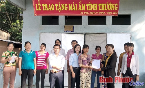 Hội Phụ nữ huyện Bù Đốp tặng mái ấm tình thương cho hội viên khó khăn về nhà ở. Ảnh: Bình Phước online