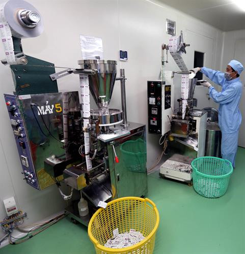 Sản xuất tân dược tại Công ty TNHH Một thành viên Vắc xin Pasteur Đà Lạt. Ảnh: Vũ Sinh - TTXVN Sản xuất tân dược tại Công ty TNHH Một thành viên Vắc xin Pasteur Đà Lạt. Ảnh: Vũ Sinh - TTXVN