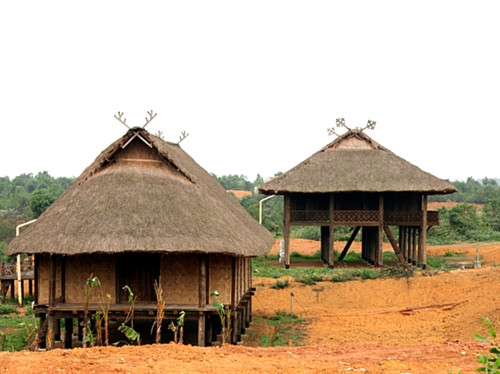 Những ngôi nhà sàn của người Thái được tái hiện tại Làng Văn hoá - Du lịch các dân tộc Việt Nam.Nguồn danvan.vn