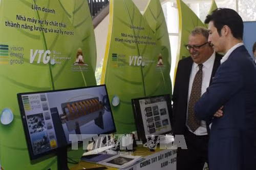 Các đại biểu xem triển lãm bên lề hội nghị. Ảnh: Hoàng Hải-TTXVN Các đại biểu xem triển lãm bên lề hội nghị. Ảnh: Hoàng Hải-TTXVN