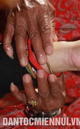 Nghi thức đeo vòng đồng cầu sức khỏe. Ảnh: Phạm Cường - DTMN Nghi thức đeo vòng đồng cầu sức khỏe. Ảnh: Phạm Cường - DTMN