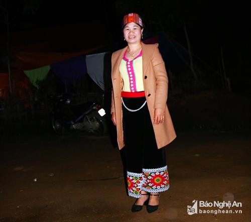 Rước dâu lúc nửa đêm là tục lệ lâu đời của người Thái ở huyện Con Cuông (Nghệ An). Dẫu vậy thì ngày nay, tục lệ đã mang sắc màu mới. Đó là vẫn rước dâu trong đêm nhưng đã có xe hoa, xe máy, sự kiện trọng đại này ở những bản người Thái vùng cao. Trong ảnh là lễ rước dâu lúc nửa đêm của một đám cưới ở bản Đình, xã Chi Khê (Con Cuông). Ảnh: Hữu Vi Như lệ thường, ông bà mối là nhân vật quan trọng của lễ cưới. Họ đóng vai trò là "trọng tài" trong những cuộc thương thuyết xin dâu ở nhà gái. Về sau, ông bà mối được đôi vợ chồng trẻ xem như cha mẹ đẻ. Trong ảnh là người phụ nữ tên An - người được gia đình chú rể chọn làm bà mối cho đám cưới ở bản Đình, xã Chi Khê (Con Cuông). Ảnh: Hữu Vi Khi nghe tiếng chiêng vang lên từ ngoài bản báo hiệu cô dâu đã ở rất gần, đoàn nhà trai thắp đuốc ra rước vào nhà. Ảnh: Hữu Vi Khi xe hoa tắt máy, mở cửa, bà mối đã bật ứng dụng đèn pin trên điện thoại để chàng rể và nàng dâu nhìn rõ đường và dắt nhau vào nhà. Ảnh: Hữu Vi Nắm tay con dâu, dẫn vào buồng cưới là cử chỉ thân thương của mẹ chồng trong đêm đón rước. Ảnh: Hữu Vi Trong một đám cưới khác ở cùng bản, cô dâu trước khi bước lên cầu thang được gia đình nhà chồng làm nghi thức "rửa chân". Đây cũng là tục lệ truyền đời của cộng đồng người Thái ở huyện Con Cuông. Ảnh: Hữu Vi Đôi tân lang, tân nương cùng một cặp bạn trẻ ăn chung bữa cơm trước khi động phòng. Ảnh: Hữu Vi Rước dâu lúc nửa đêm là tục lệ lâu đời của người Thái ở huyện Con Cuông (Nghệ An). Dẫu vậy thì ngày nay, tục lệ đã mang sắc màu mới. Đó là vẫn rước dâu trong đêm nhưng đã có xe hoa, xe máy, sự kiện trọng đại này ở những bản người Thái vùng cao. Trong ảnh là lễ rước dâu lúc nửa đêm của một đám cưới ở bản Đình, xã Chi Khê (Con Cuông). Ảnh: Hữu Vi Như lệ thường, ông bà mối là nhân vật quan trọng của lễ cưới. Họ đóng vai trò là "trọng tài" trong những cuộc thương thuyết xin dâu ở nhà gái. Về sau, ông bà mối được đôi vợ chồng trẻ xem như cha mẹ đẻ. Trong ảnh là người phụ nữ tên An - người được gia đình chú rể chọn làm bà mối cho đám cưới ở bản Đình, xã Chi Khê (Con Cuông). Ảnh: Hữu Vi Khi nghe tiếng chiêng vang lên từ ngoài bản báo hiệu cô dâu đã ở rất gần, đoàn nhà trai thắp đuốc ra rước vào nhà. Ảnh: Hữu Vi Khi xe hoa tắt máy, mở cửa, bà mối đã bật ứng dụng đèn pin trên điện thoại để chàng rể và nàng dâu nhìn rõ đường và dắt nhau vào nhà. Ảnh: Hữu Vi Nắm tay con dâu, dẫn vào buồng cưới là cử chỉ thân thương của mẹ chồng trong đêm đón rước. Ảnh: Hữu Vi Trong một đám cưới khác ở cùng bản, cô dâu trước khi bước lên cầu thang được gia đình nhà chồng làm nghi thức "rửa chân". Đây cũng là tục lệ truyền đời của cộng đồng người Thái ở huyện Con Cuông. Ảnh: Hữu Vi Đôi tân lang, tân nương cùng một cặp bạn trẻ ăn chung bữa cơm trước khi động phòng. Ảnh: Hữu Vi