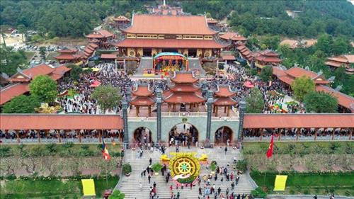 Chùa Ba Vàng tọa lạc trên lưng chừng núi Thành Đẳng, thuộc Phường Quang Trung, Thành phố Uông Bí. Ảnh: TTXVN Chùa Ba Vàng tọa lạc trên lưng chừng núi Thành Đẳng, thuộc Phường Quang Trung, Thành phố Uông Bí. Ảnh: TTXVN