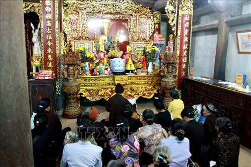 Người dân làng Vân Đài thắp hương tại Đền thờ các vị vua triều Trần trước khi vào làng Tam Đường tế lễ. Ảnh: Thế Duyệt – TTXVN Người dân làng Vân Đài thắp hương tại Đền thờ các vị vua triều Trần trước khi vào làng Tam Đường tế lễ. Ảnh: Thế Duyệt – TTXVN