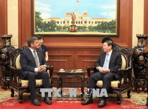 Ông Nguyễn Thành Phong, Chủ tịch Ủy ban nhân dân Thành phố Hồ Chí Minh (phải) với ông Andrew Doyle, Quốc vụ khanh về Thực phẩm, Lâm nghiệp và Trồng trọt Cộng hòa Ireland. Ảnh: Xuân Khu-TTXVN