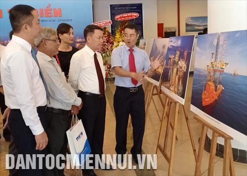 Ông Nguyễn Đức Lợi, Ủy viên Trung ương Đảng, Tổng giám đốc TTXVN (thứ hai, từ phải sang) cùng các đại biểu xem ảnh triển lãm sau nghi thức khai mạc Một số tác phẩm trưng bày tại triển lãm Ông Nguyễn Đức Lợi, Ủy viên Trung ương Đảng, Tổng giám đốc TTXVN (thứ hai, từ phải sang) cùng các đại biểu xem ảnh triển lãm sau nghi thức khai mạc Một số tác phẩm trưng bày tại triển lãm