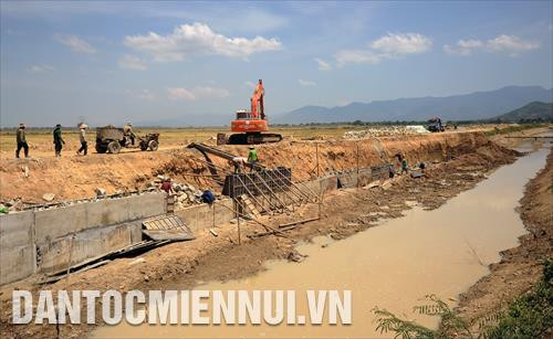 Thi công kênh dẫn nước phục vụ sản xuất lúa theo mô hình cánh đồng lớn trên địa bàn huyện Tánh Linh (Bình Thuận)