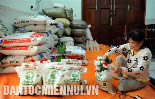 Đóng gói sản phẩm lúa hữu cơ chất lượng cao tại hộ gia đình ông Nguyễn Anh Đức, thành viên HTX nông nghiệp Đức Bình (xã Đức Bình, Tánh Linh, Bình Thuận)