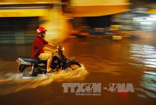 Một đoạn đường Phan Anh (quận Tân Phú) bị ngập sâu trong biển nước. Ảnh: Mạnh Linh - TTXVN