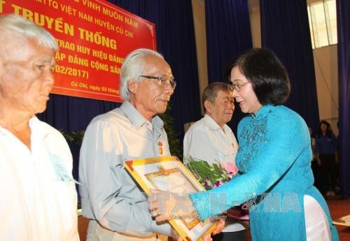 Đồng chí Nguyễn Thị Thu Hà, nguyên Phó Bí thư Thành ủy Thành phố Hồ Chí Minh trao huy hiệu 60 năm tuổi Đảng cho các đồng chí lão thành cách mạng. Ảnh: Thanh Vũ - TTXVN