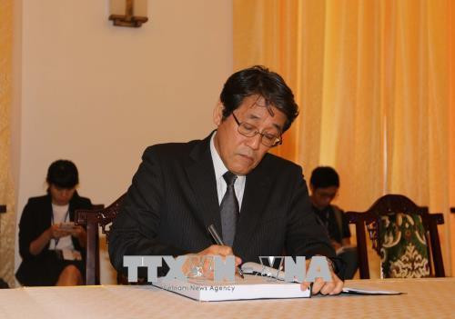 Đại sứ Nhật Bản Umeda Kunio viết sổ tang chia buồn nguyên Thủ tướng Chính phủ Phan Văn Khải từ trần. Ảnh: Thanh Vũ-TTXVN Đại sứ Nhật Bản Umeda Kunio viết sổ tang chia buồn nguyên Thủ tướng Chính phủ Phan Văn Khải từ trần. Ảnh: Thanh Vũ-TTXVN