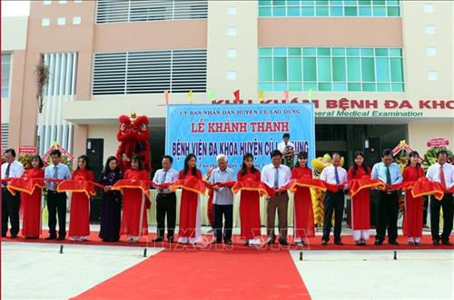 Cắt băng Khánh thành đưa vào sử dụng bệnh viên Đa khoa Cù Lao Dung. Ảnh: Trung Hiếu - TTXVN