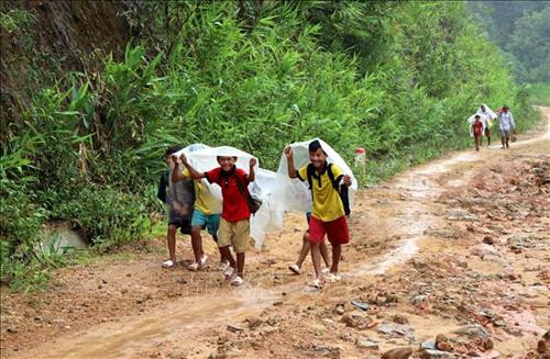 Học sinh đội mưa, vượt đường trơn trượt tới trường dự Lễ khai giảng năm học mới. Ảnh: Việt Hoàng – TTXVN Học sinh đội mưa, vượt đường trơn trượt tới trường dự Lễ khai giảng năm học mới. Ảnh: Việt Hoàng – TTXVN