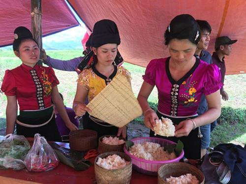 Người Thái Sơn La thường đồ xôi lên để ăn cùng với món cá nướng Người Thái Sơn La thường đồ xôi lên để ăn cùng với món cá nướng