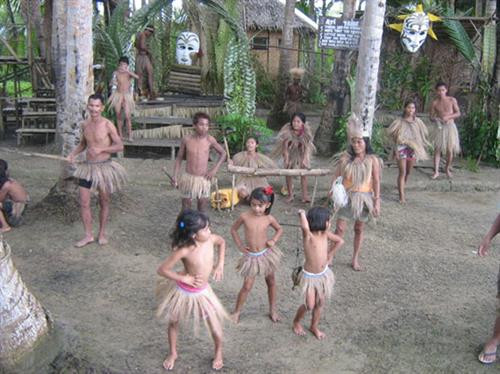 Làng thổ dân trong tuyến du lịch trên sông. Làng thổ dân trong tuyến du lịch trên sông.