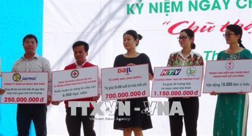 Các mạnh thường quân, đại diện các doanh nghiệp ủng hộ chương trình nhân "Tháng nhân đạo" tại buổi lễ. Ảnh: Thế Anh-TTXVN