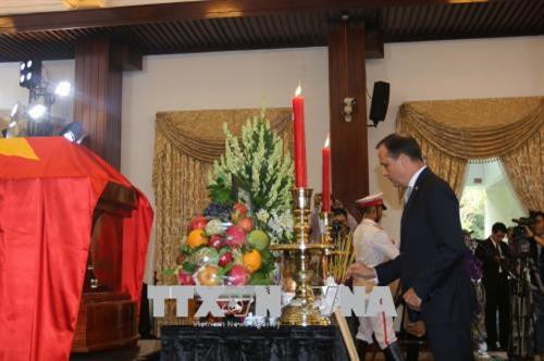 Tổng Lãnh sự Pháp Vincent Floreani viếng nguyên Thủ tướng Chính phủ Phan Văn Khải. Ảnh: Thanh Vũ - TTXVN Tổng Lãnh sự Pháp Vincent Floreani viếng nguyên Thủ tướng Chính phủ Phan Văn Khải. Ảnh: Thanh Vũ - TTXVN