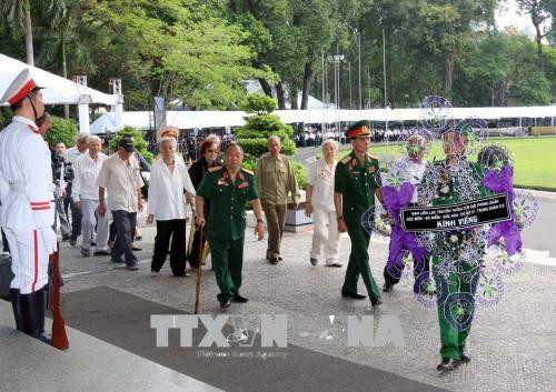 Đông đảo người dân viếng nguyên Thủ tướng Phan Văn Khải. Ảnh: Thanh Vũ - TTXVN Đông đảo người dân viếng nguyên Thủ tướng Phan Văn Khải. Ảnh: Thanh Vũ - TTXVN
