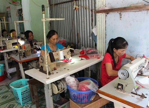 Thành lập từ năm 2004, xưởng may của gia đình anh Nguyễn Khánh Hưng ở ấp An Bình mang lại nguồn thu nhập 180 triệu đồng/năm, giải quyết việc làm thường xuyên cho hàng chục lao động địa phương