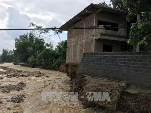 Nước lũ dân cao tại ngòi Thia đã cuốn trôi nhiều nhà cửa, hoa màu của người dân tại bản Thón, xã Phúc Sơn, huyện Văn Chấn. Ảnh: Trung Kiên – TTXVN Nước lũ dân cao tại ngòi Thia đã cuốn trôi nhiều nhà cửa, hoa màu của người dân tại bản Thón, xã Phúc Sơn, huyện Văn Chấn. Ảnh: Trung Kiên – TTXVN