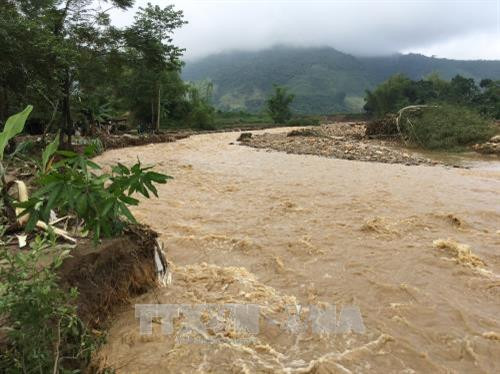 Nước lũ dân cao tại ngòi Thia đã cuốn trôi nhiều nhà cửa, hoa màu của người dân tại bản Thón, xã Phúc Sơn, huyện Văn Chấn. Ảnh: Trung Kiên – TTXVN Nước lũ dân cao tại ngòi Thia đã cuốn trôi nhiều nhà cửa, hoa màu của người dân tại bản Thón, xã Phúc Sơn, huyện Văn Chấn. Ảnh: Trung Kiên – TTXVN