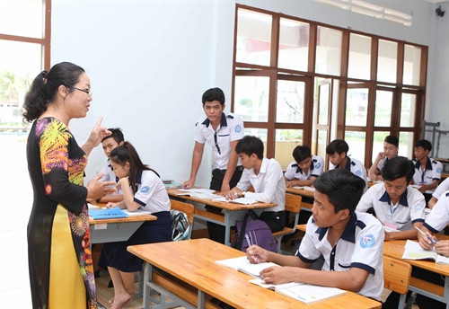 Giáo viên giảng bài môn Sinh học cho học sinh lớp 10. Giáo viên giảng bài môn Sinh học cho học sinh lớp 10.