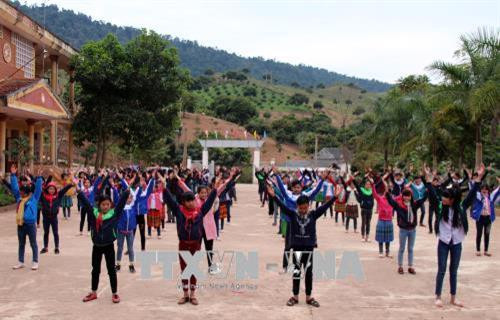 Nhà trường tăng cường các bài tập thể dục giữa giờ để nâng cao thể lực cho học sinh. Ảnh: Diệp Anh – TTXVN Nhà trường tăng cường các bài tập thể dục giữa giờ để nâng cao thể lực cho học sinh. Ảnh: Diệp Anh – TTXVN