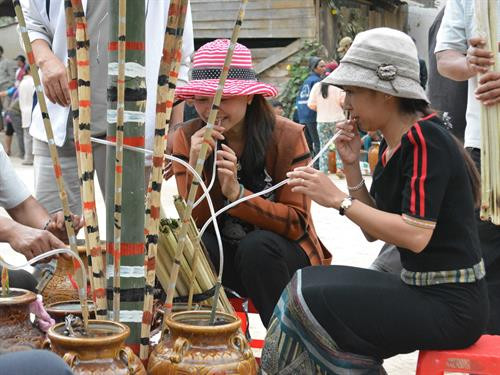 Biểu diễn nhạc cụ dân tộc trong lễ hội. Ảnh: Tuấn Anh – TTXVN Du khách thưởng thức rượu cần. Ảnh: Tuấn Anh - TTXVN Biểu diễn nhạc cụ dân tộc trong lễ hội. Ảnh: Tuấn Anh – TTXVN Du khách thưởng thức rượu cần. Ảnh: Tuấn Anh - TTXVN