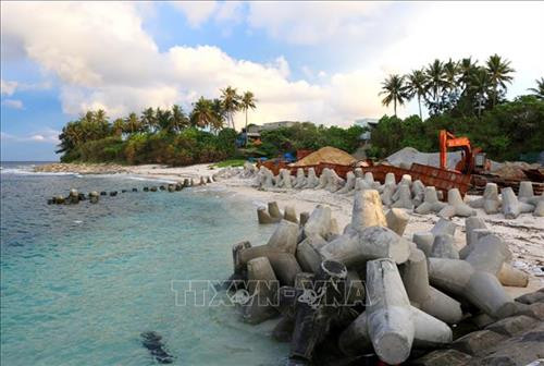 Nhà máy lọc dầu Dung Quất - Công ty Lọc hóa dầu Bình Sơn tại Khu kinh tế Dung Quất (Quảng Ngãi) có tổng vốn đầu tư hơn 3 tỷ USD, công suất thiết kế 6,5 triệu tấn sản phẩm/năm, đáp ứng 1/3 nhu cầu trong nước. Ảnh: Huy Hùng – TTXVN Nâng cấp, sửa chữa cầu cảng đảo Bé thuộc xã đảo An Bình, huyện đảo Lý Sơn (Quảng Ngãi) nhằm tạo điều kiện đi lại thuận lợi cho người dân và khách du lịch, thông thương hàng hóa và phát triển kinh tế - xã hội cho xã đảo. Ảnh: Ngọc Hà – TTXVN Cảng Dung Quất đạt sản lượng lớn về quy mô và lượt tàu ra vào trong cả nước, chỉ sau cảng Sài Gòn, Vũng Tàu, Hải Phòng, Quảng Ninh và đứng đầu khu vực miền Trung. Ảnh: Huy Hùng – TTXVN