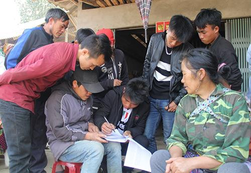 Các hộ ký cam kết bảo vệ rừng. Các hộ ký cam kết bảo vệ rừng.