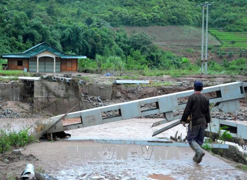 Cây cầu treo dân sinh ở bản Cà Là Pá đã bị lũ cuốn trôi, khiến cho nhiều hộ dân bị cô lập. Ảnh: Văn Dũng -TTXVN
