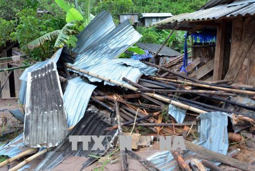 Ngôi nhà bị lũ tàn phá, hư hỏng nặng. Ảnh: Văn Dũng -TTXVN