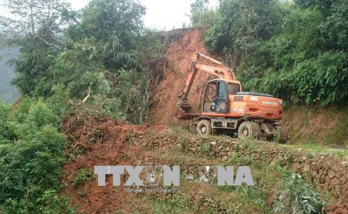 Các đơn vị tích cực huy động máy móc và nhân lực để cố gắng thông tuyến đường vào xã Pa Vệ Sủ. Ảnh: Việt Hoàng - TTXVN Các đơn vị tích cực huy động máy móc và nhân lực để cố gắng thông tuyến đường vào xã Pa Vệ Sủ. Ảnh: Việt Hoàng - TTXVN