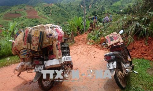 Hàng hóa vẫn rất khó khăn để tiếp cận vào xã Pa Vệ Sủ để phục vụ nhu yếu phẩm cho bà con. Ảnh: Việt Hoàng - TTXVN Hàng hóa vẫn rất khó khăn để tiếp cận vào xã Pa Vệ Sủ để phục vụ nhu yếu phẩm cho bà con. Ảnh: Việt Hoàng - TTXVN