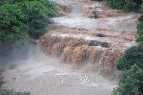 Nước sông dâng cao, chảy xiết ở con sông, suối chảy qua địa phận huyện Mường Nhé (Điện Biên). Ảnh: Văn Dũng - TTXVN