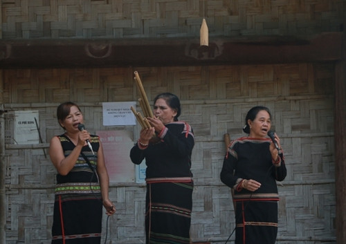 Tiết mục thổi Đinh Năm và hát Aray của đồng bào Ê Đê. Tiết mục thổi Đinh Năm và hát Aray của đồng bào Ê Đê.
